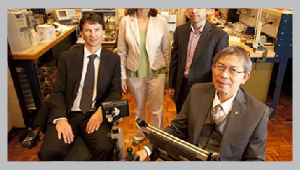 Xe lăn điều khiển bằng ý nghĩ, phát minh đột phá của Giáo sư Tiến sĩ Hùng Nguyễn tại Australia.