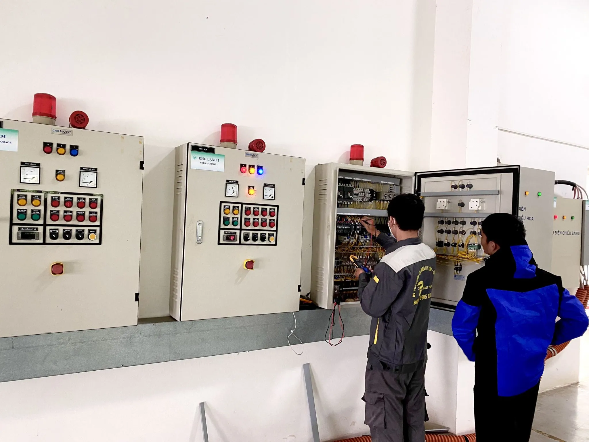 thợ sửa điện tại đà nẵng đang kiểm tra hệ thống tủ điện tổng