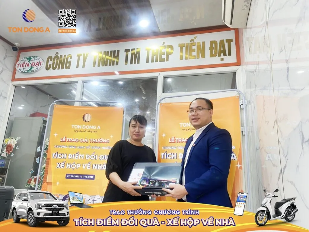 Đại diện Tôn Đông Á trao giải thưởng cho Thép Tiến Đạt