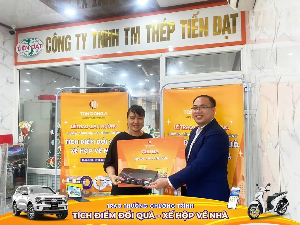 Đại diện hai công ty chụp ảnh lưu niệm