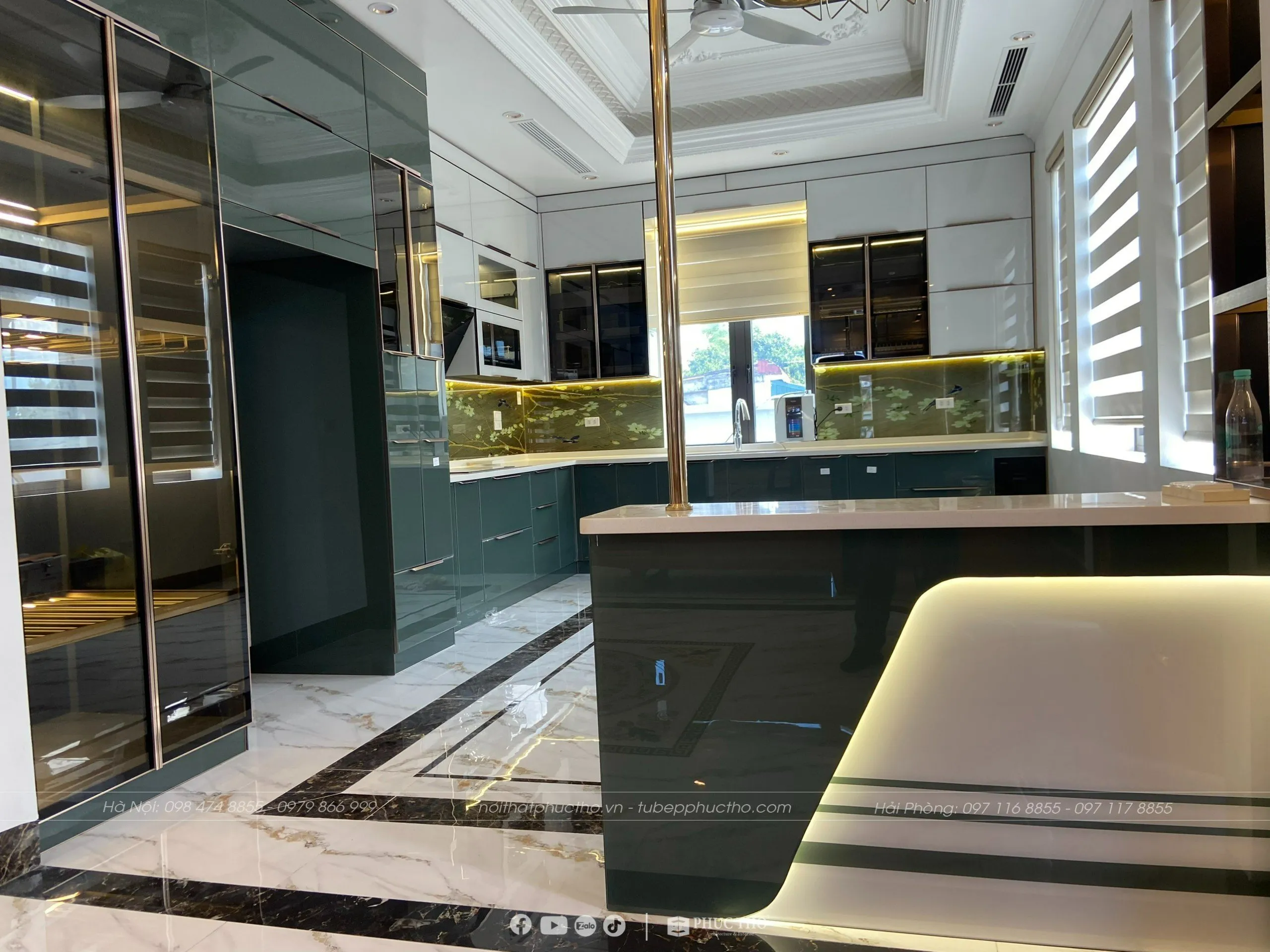 Thực tế công trình tủ bếp inox cánh kính chữ L kết hợp quầy bar