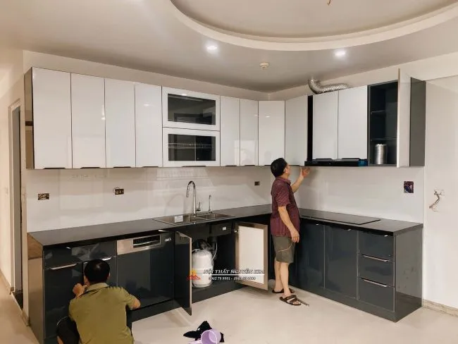 Bộ tủ bếp chữ L màu trắng và ghi sau bàn giao