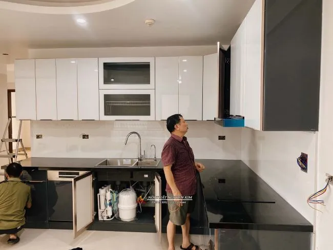 Chi tiết cánh kính cường lực tủ bếp trên