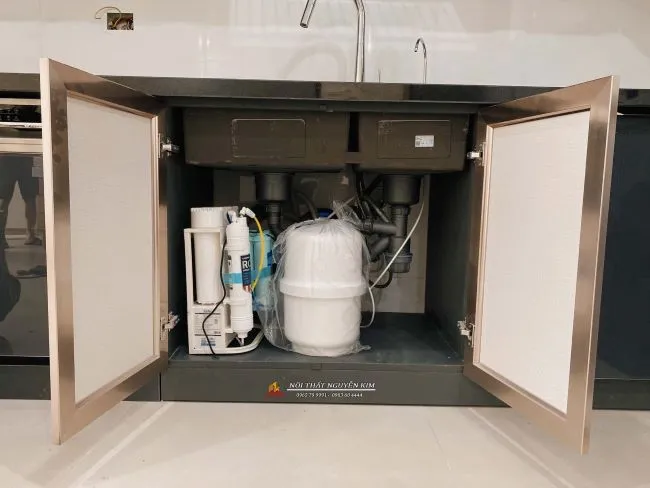 Khoang tủ trên với đợt inox và kính