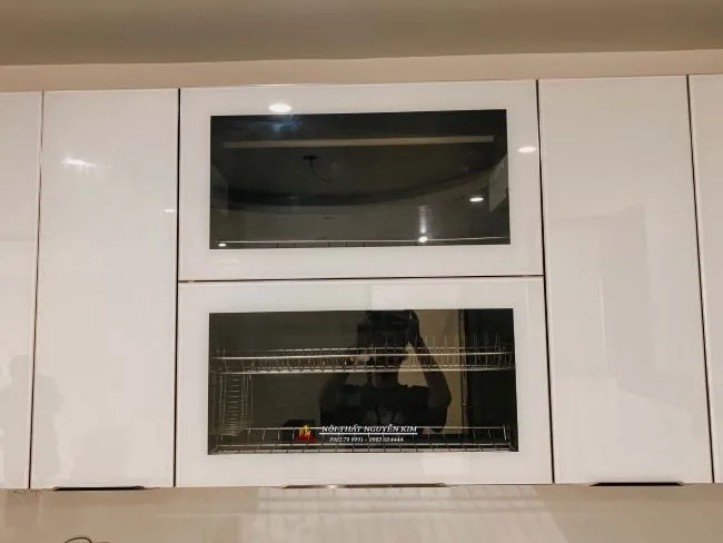 Cánh kính cường lực màu trắng sữa bóng gương