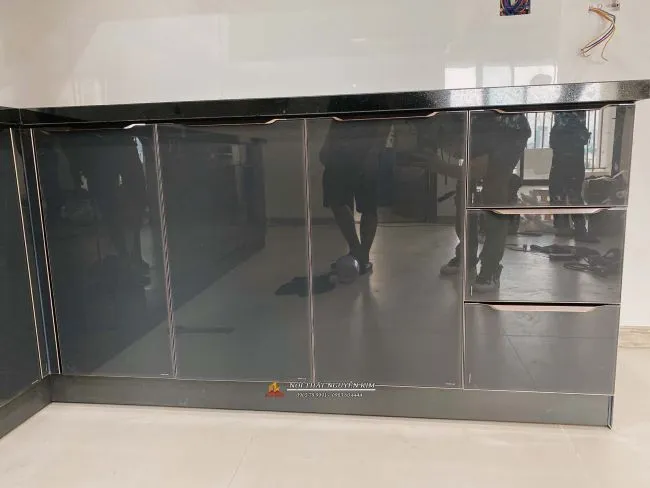 Thùng tủ dưới cánh kính màu xanh ghi