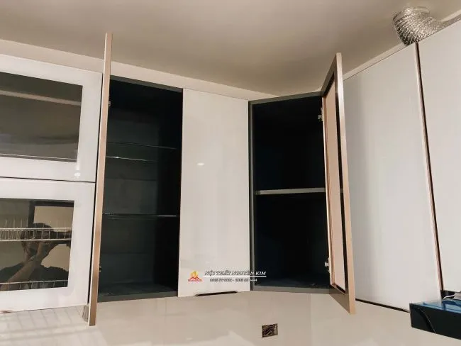 Khoang tủ dưới chậu rửa tận dụng đặt máy lọc nước