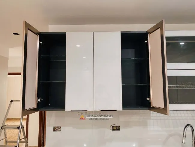 Cánh kính cường lực tủ bếp trên dày dặn