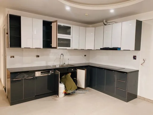 Bàn giao tủ bếp chữ L chất liệu cánh kính thùng inox