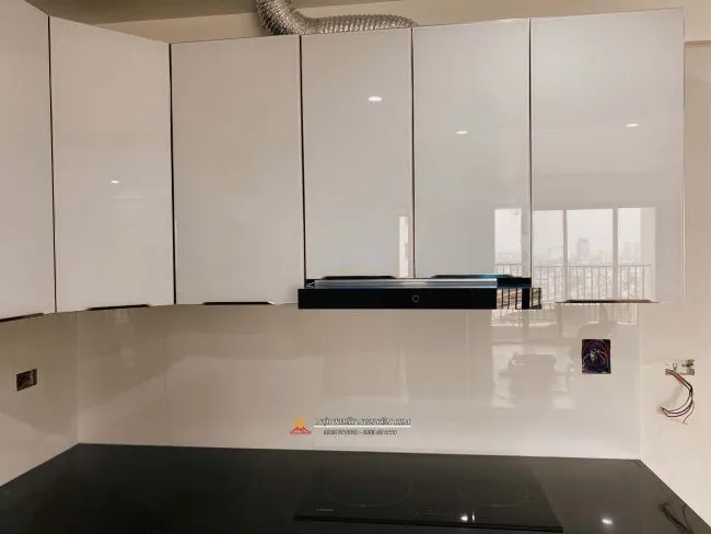 Kính ốp bếp trắng sữa đồng bộ tủ trên