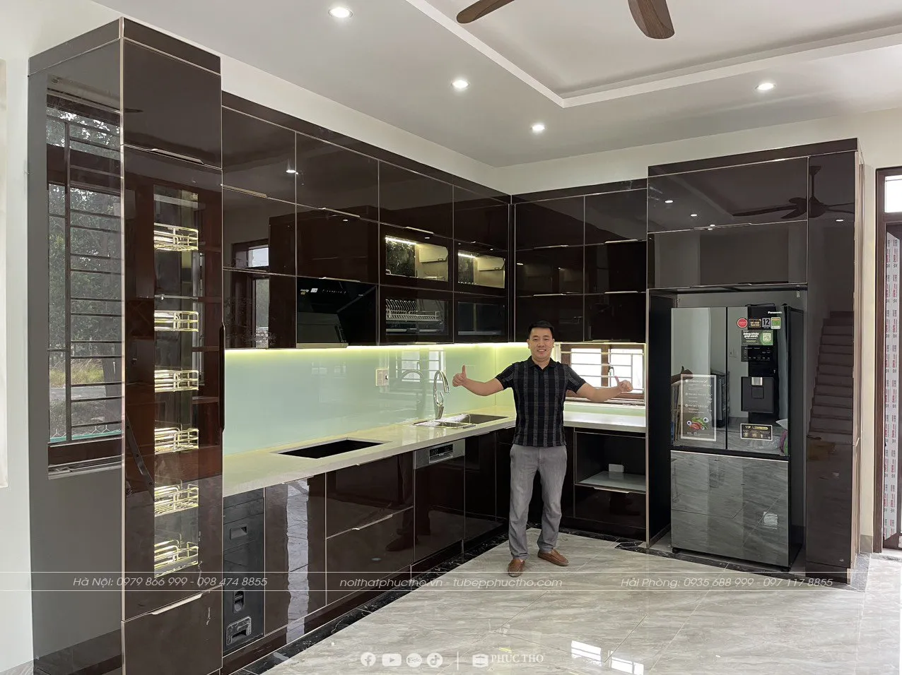 Tủ bếp inox cánh kính cao cấp của Nội Thất Phúc Thọ cực kì linh hoạt về màu sắc