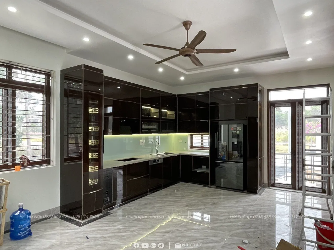 Chi tiết vẻ đẹp sang trọng của tủ bếp inox cánh kính