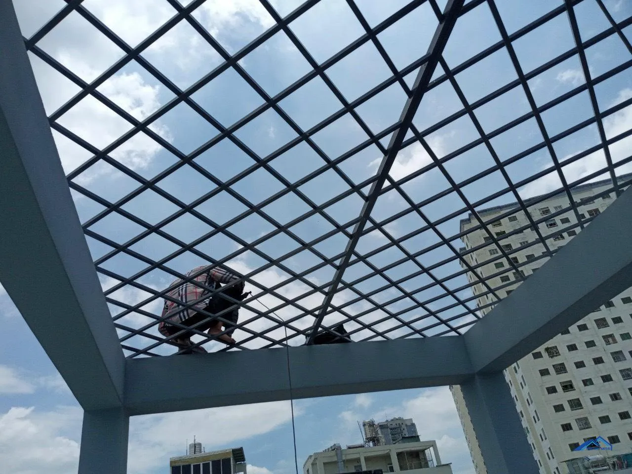 Khung sắt bảo vệ sân thượng với thiết kế hiện đại