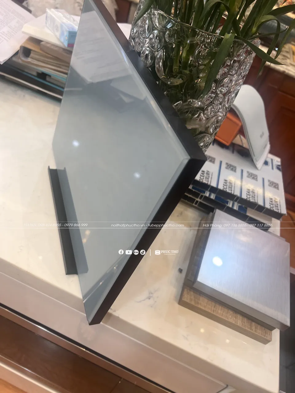 Cánh kính tủ bếp loại cơ bản nhìn từ góc khác