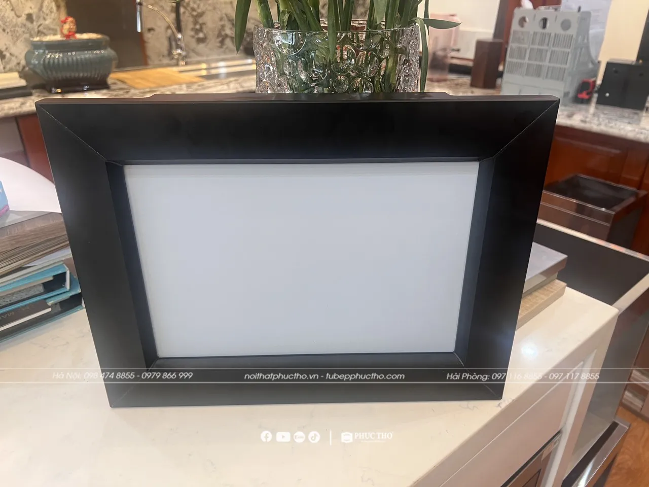 Cánh kính tủ bếp loại cơ bản với chi tiết nẹp nhựa