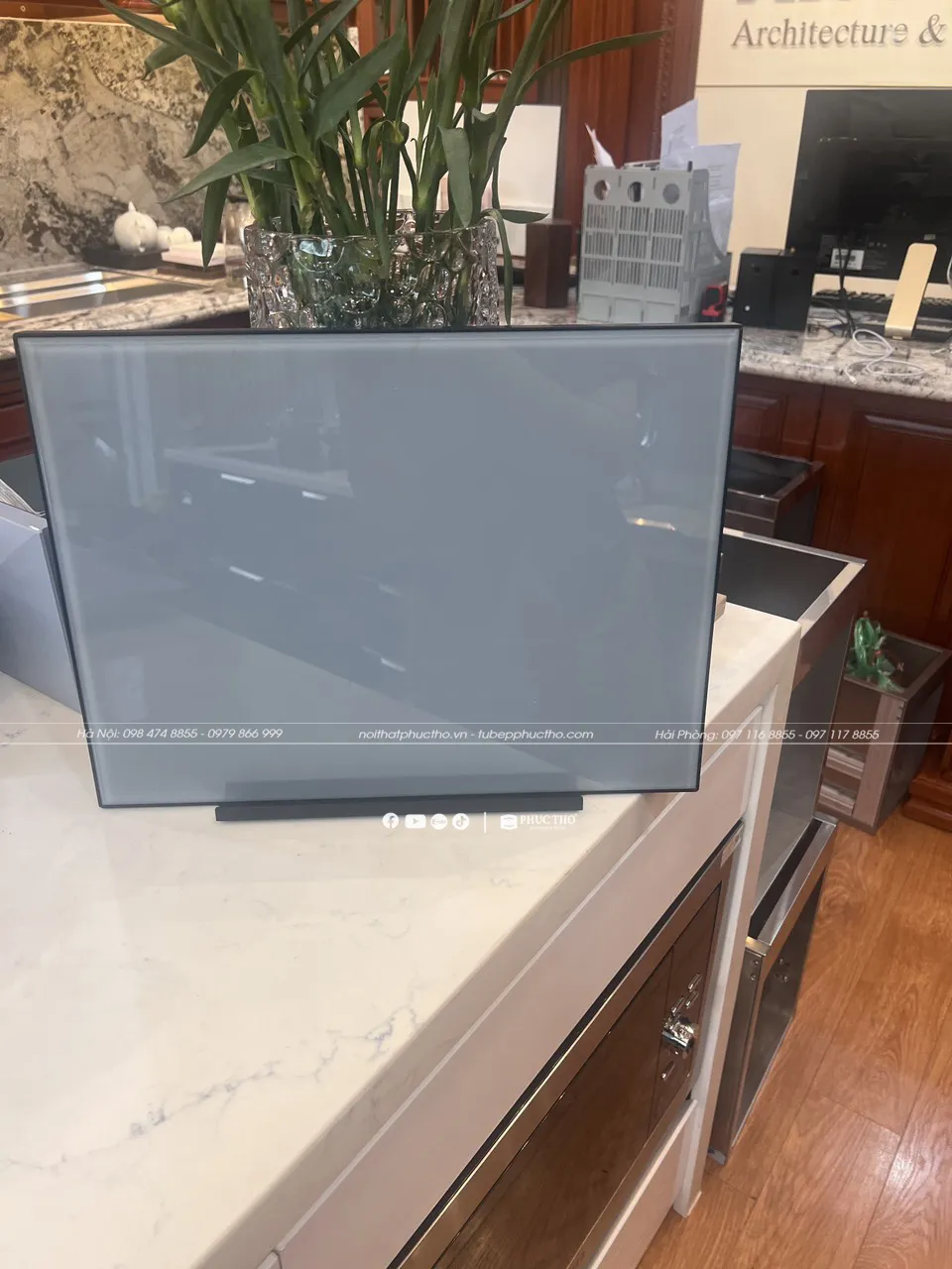 Cánh kính tủ bếp loại cơ bản với khung nhôm và nẹp nhựa