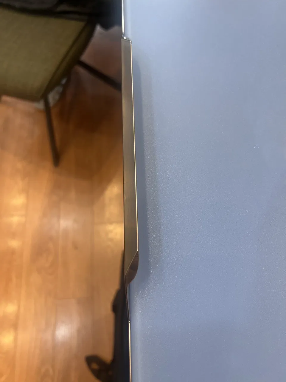 Cánh tủ bếp luxuy với khung nhôm màu vàng hồng