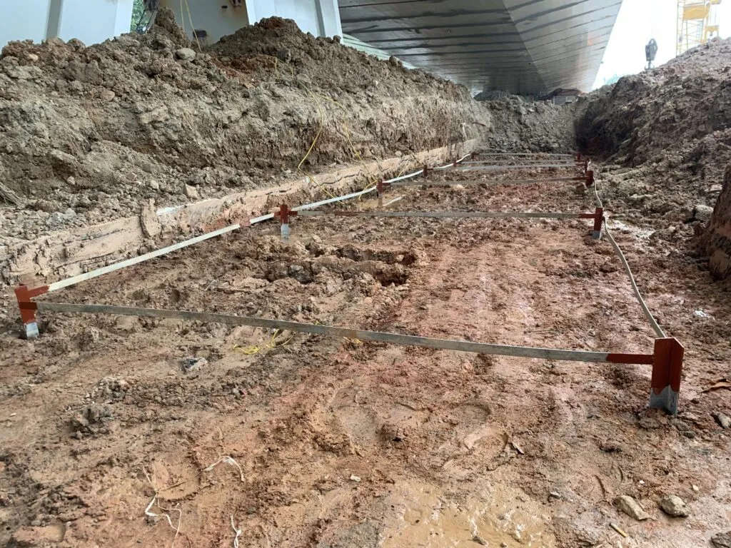 Cọc tiếp địa V63 mạ kẽm được đóng vào đất