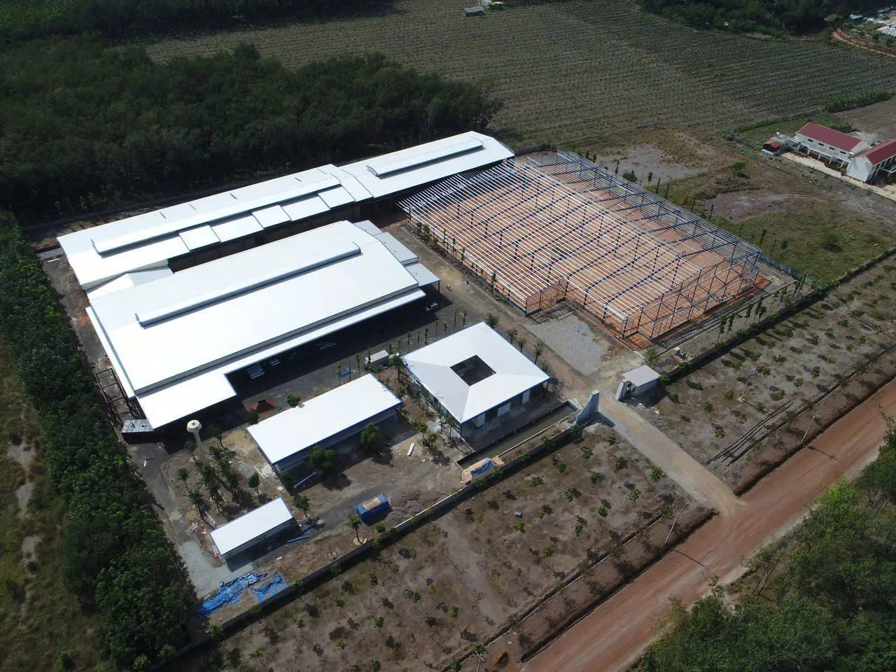 Mặt dựng công trình hiện đại với vật liệu thép