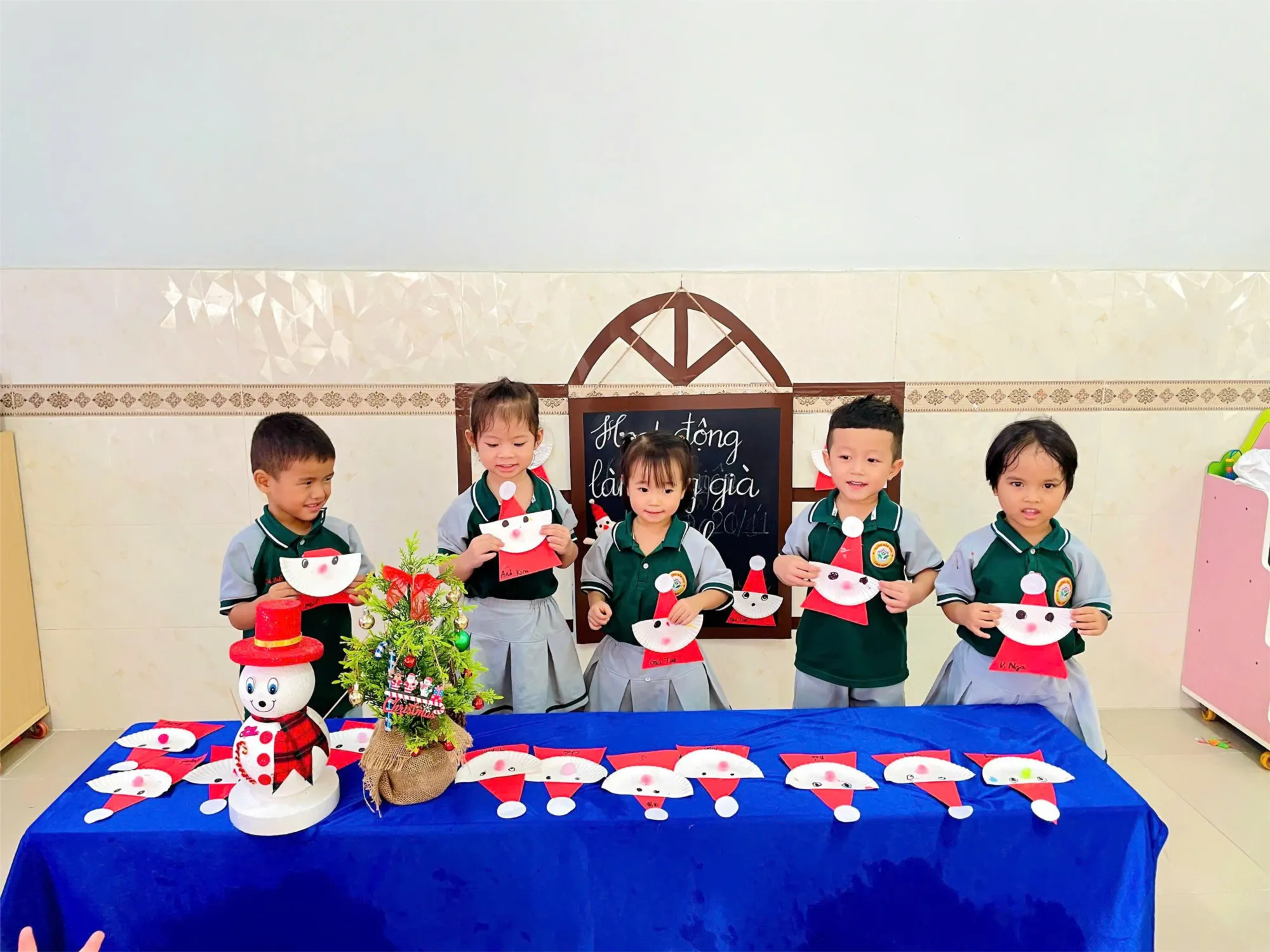 Các bé lớp mầm 2 dán ông già Noel