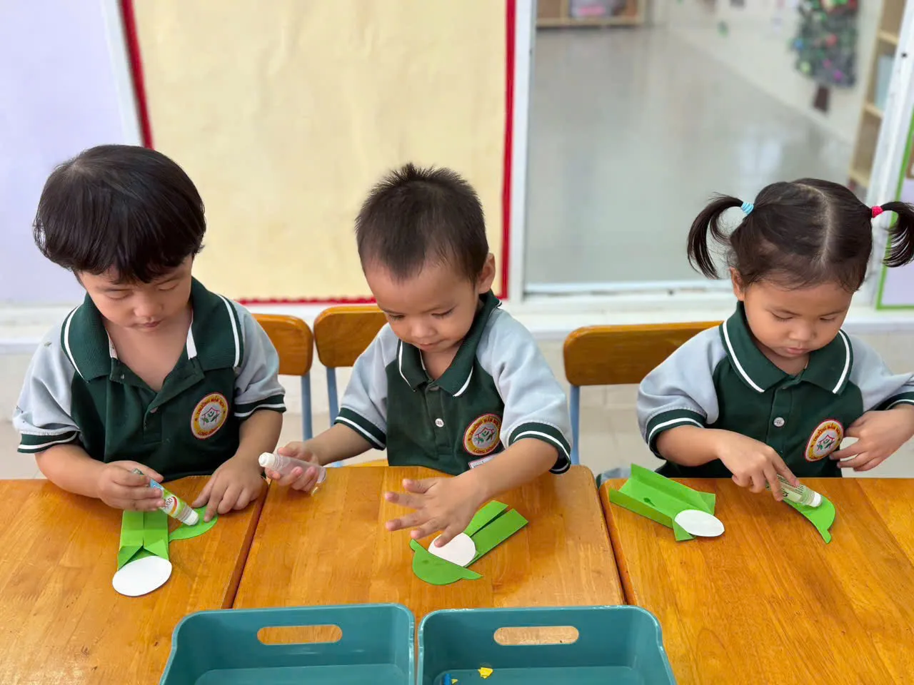 Các bé lớp mầm 1 dán chú bộ đội