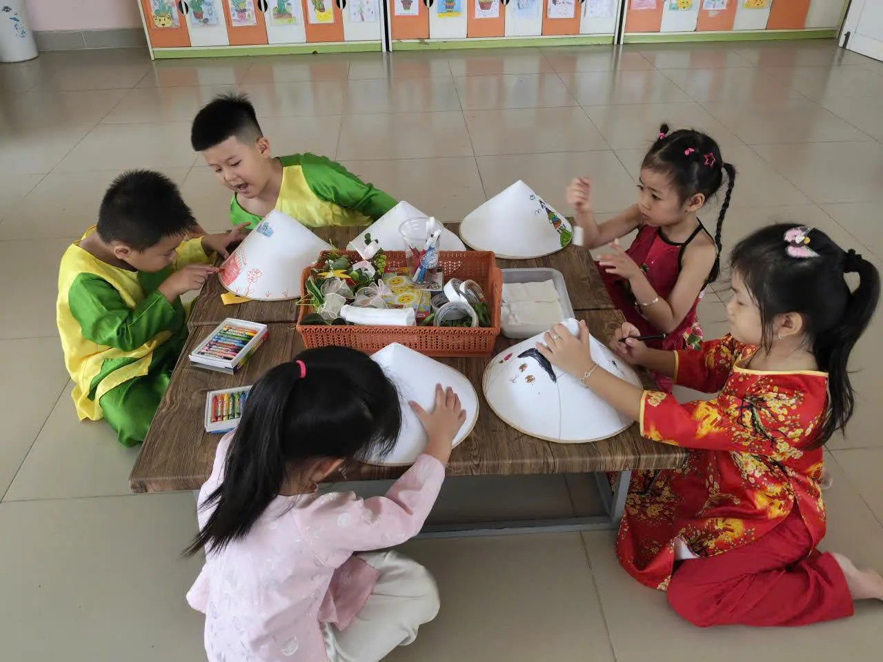 Các bé lớp Lá 3 thêu tranh truyền thống