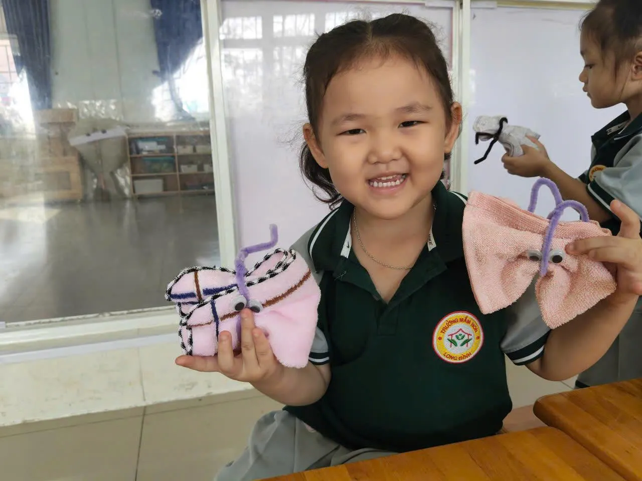 Các bé tập gấp con bướm từ chiếc khăn