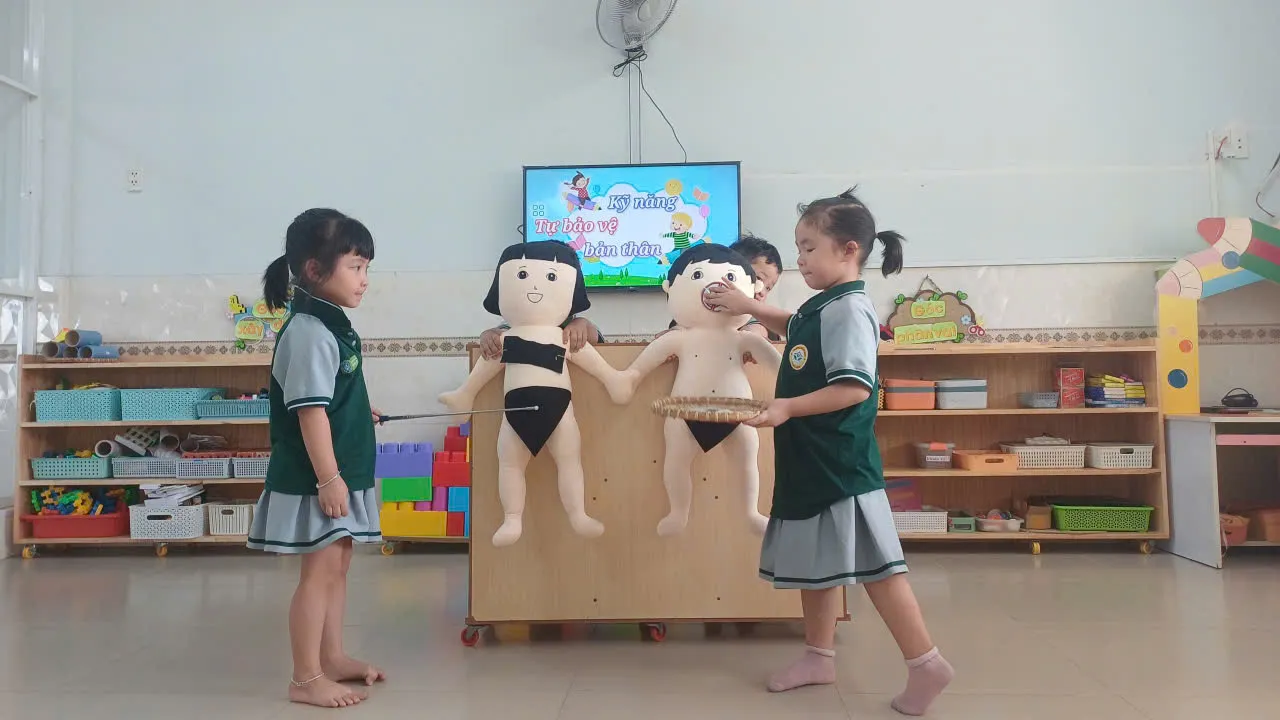 Các bé lớp Chồi 2 học kỹ năng tự bảo vệ