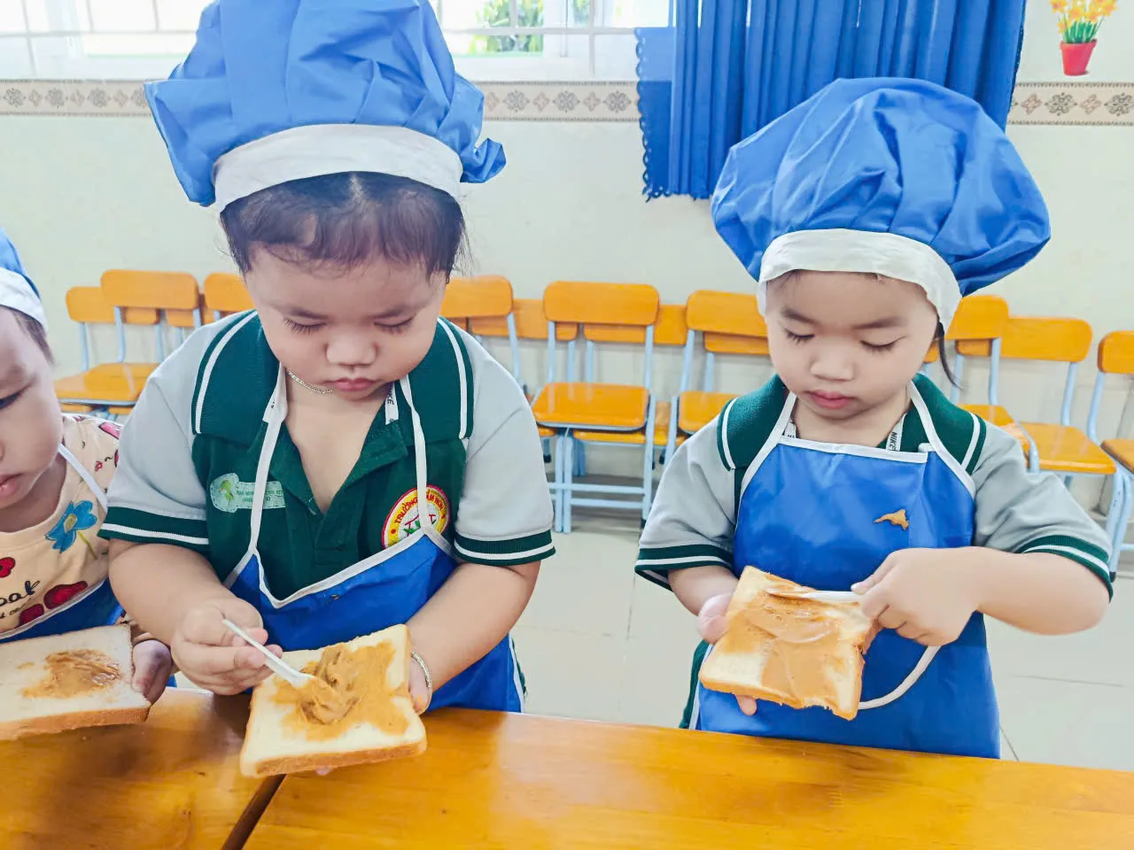 Những đầu bếp tí hon lớp Nhà trẻ 2 làm bánh mì