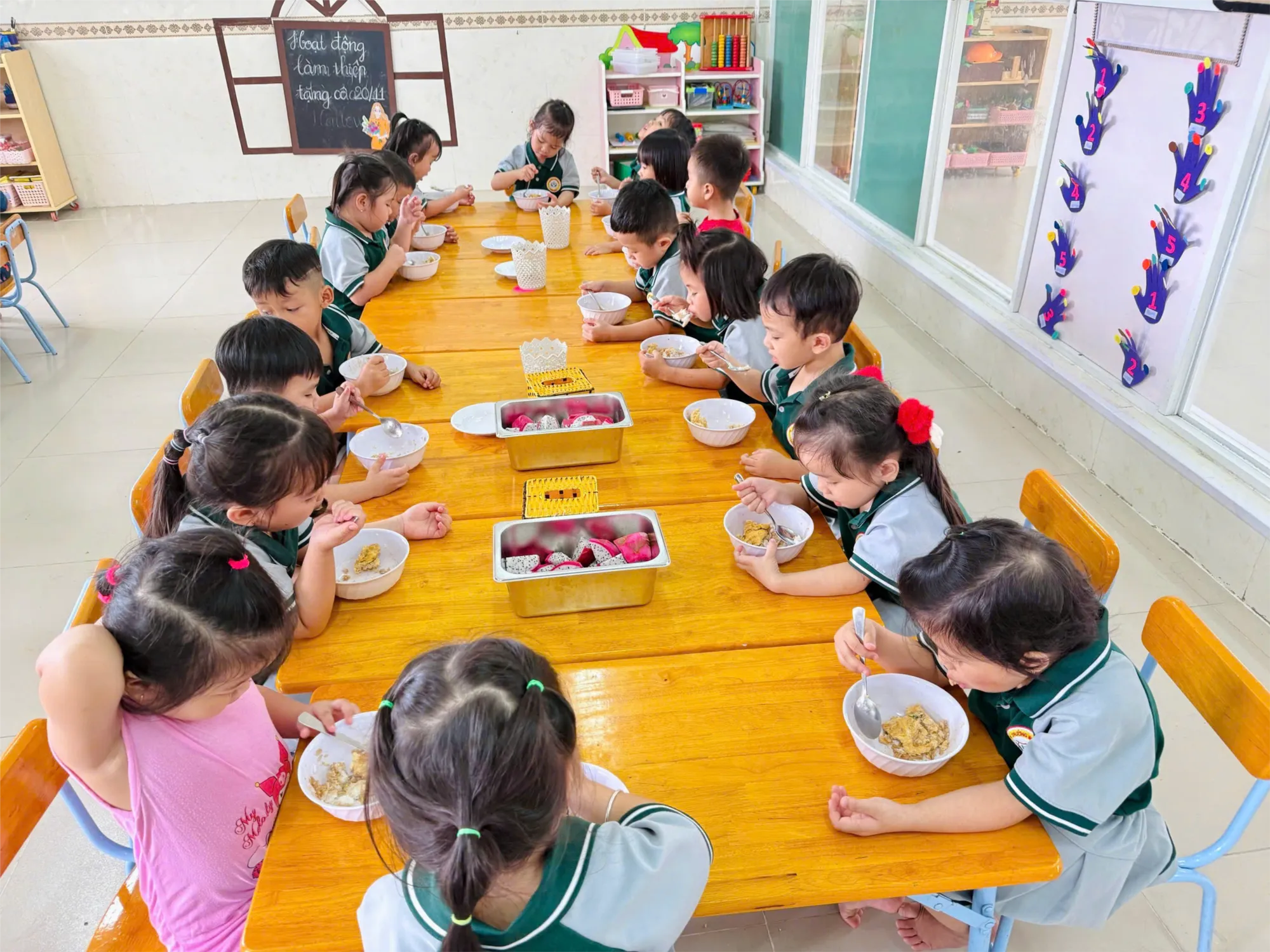 Giờ ăn trưa của các bé lớp Mầm 2