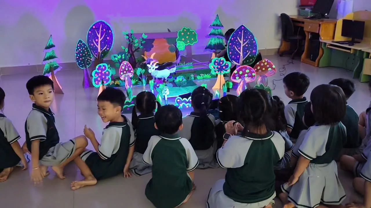 Kể chuyện kết hợp âm nhạc bằng rối phát sáng