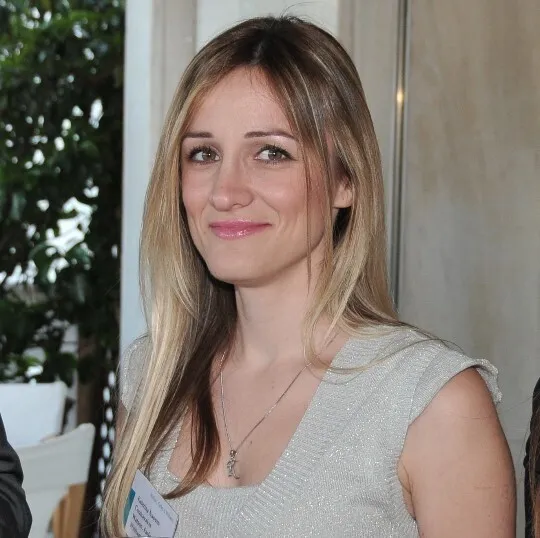 Chuyên gia đánh giá cấu trúc vi mô bề mặt các loại hợp kim tại phòng thí nghiệm chuyên dụng